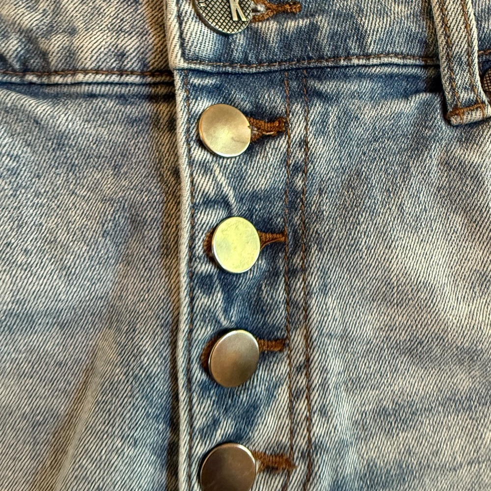 KUT denim Jane high rise distressed button up 3 inch shorts 8 - Picture 3 of 9